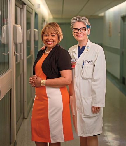 Alejandrina Peña (a la izquierda) con su doctora,  Nora Bergasa