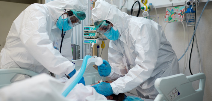 Hospital COVID Healthcare workers during an intubation procedure to a COVID patient