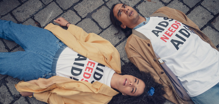 Lydia West as Jill Baxter and Nathaniel Curtis as Ash Mukherjee in It’s a Sin