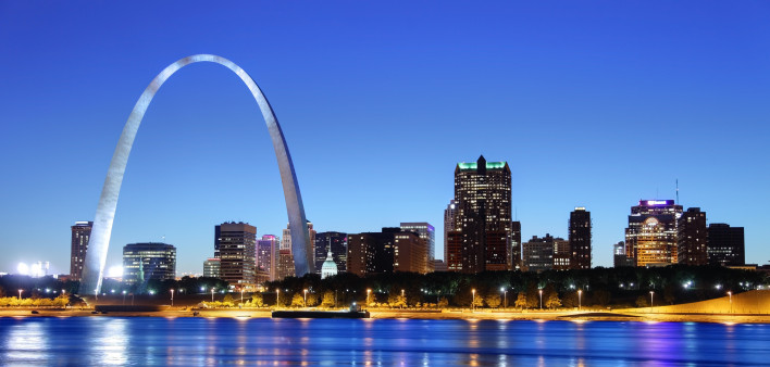 Night view of the arch in the St. Louis skyline