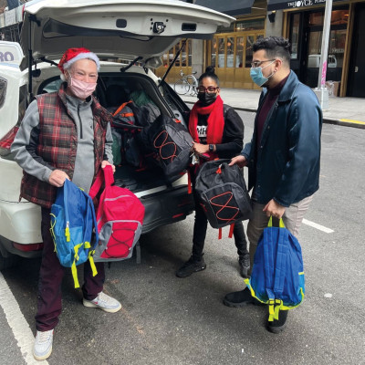 New York City–based GMHC staff and volunteers delivered special holiday meals to GMHC clients as well as knapsacks