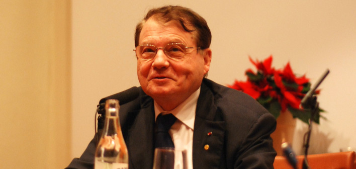 Luc Montagnier at a press conference in Solna, Switzerland, 2008, regarding the shared Nobel Prize in Physiology or Medicine