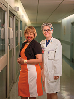 Alejandrina Peña (a la izquierda) con su doctora,  Nora Bergasa