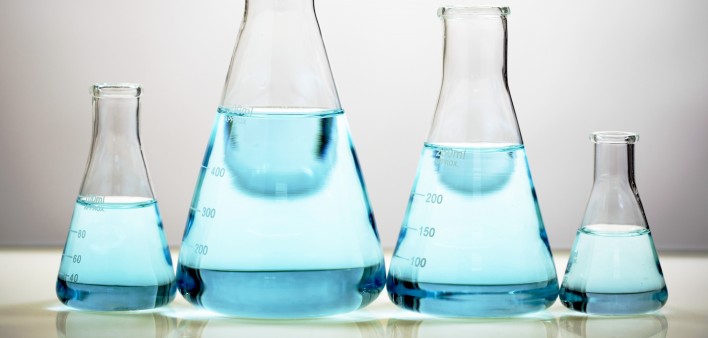 4 glass beakers with blue liquid