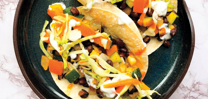 Tacos de frijoles negros  y vegetales salteados