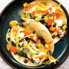 Tacos de frijoles negros  y vegetales salteados