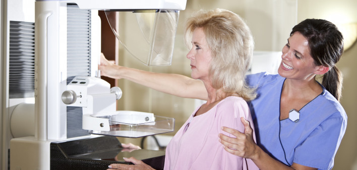 Woman gets a mammogram