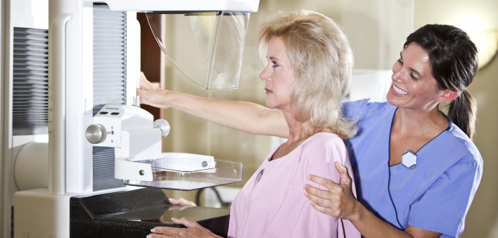 Woman gets a mammogram