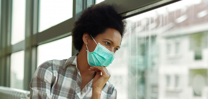 woman wearing a mask covid