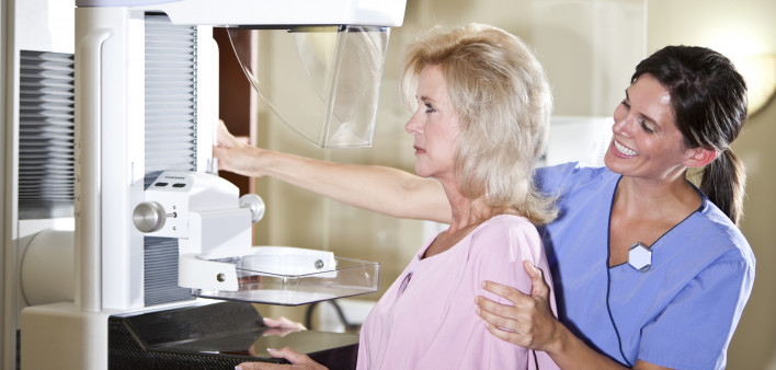 Woman gets a mammogram