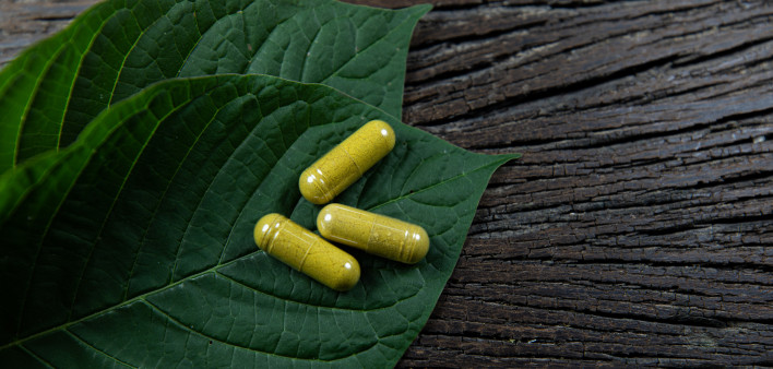 Kratom leaves and capsules