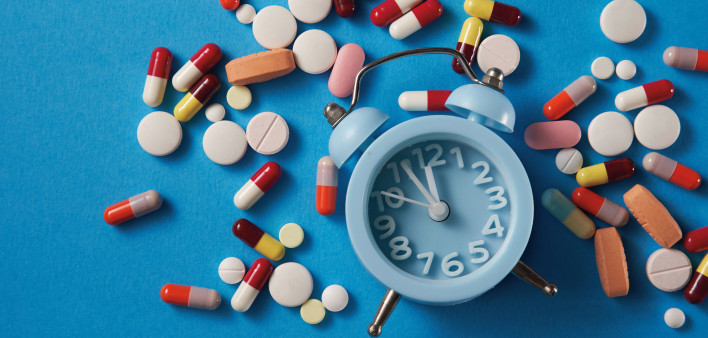illustration clock and pills