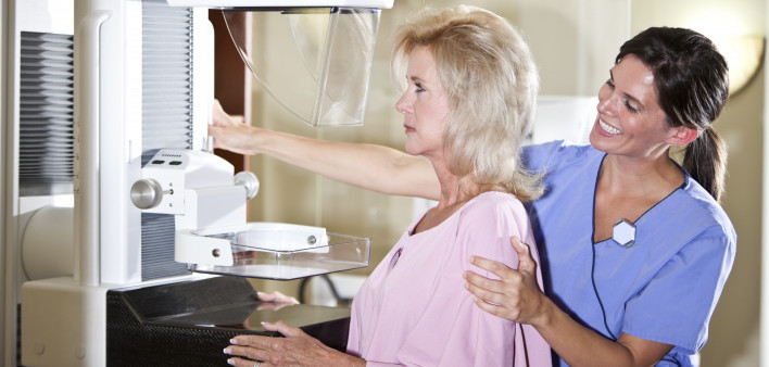 Woman gets a mammogram