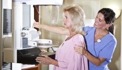 Woman gets a mammogram