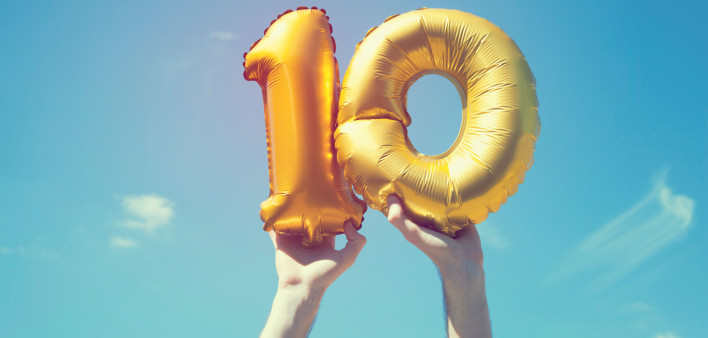 hand holding up ballons 10 ten