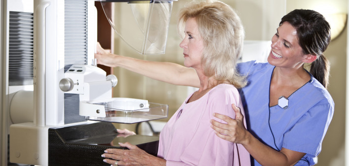 Woman gets a mammogram