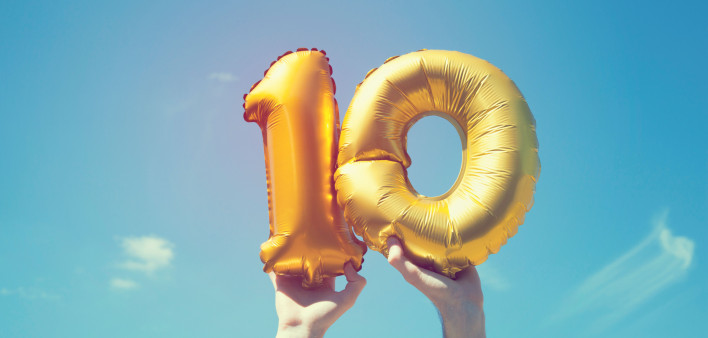 hand holding up ballons 10 ten