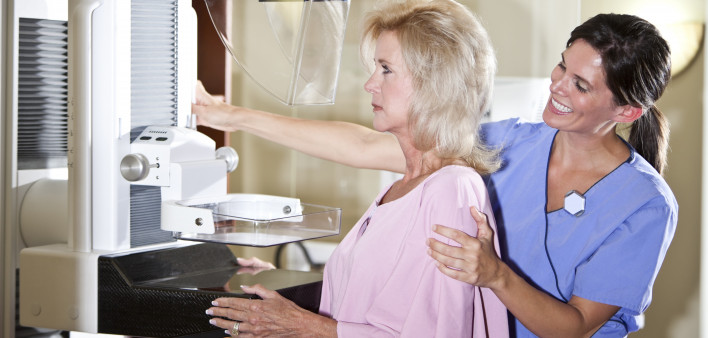 Woman gets a mammogram