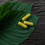 Kratom leaves and capsules