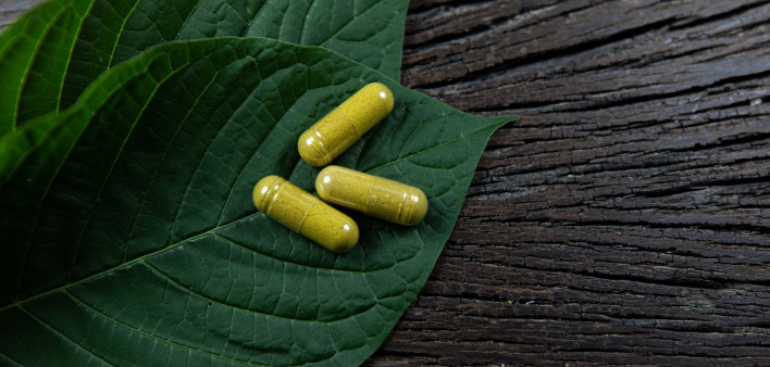 Kratom leaves and capsules