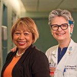 Alejandrina Peña (a la izquierda) con su doctora,  Nora Bergasa